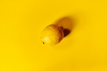cytryna na żółtym tle