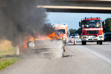 Auto brennt auf Autobahn in voller Ausdehnung