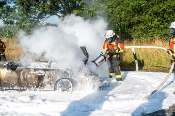 Feuerwehr löscht Fahrzeugbrand mit Schaum