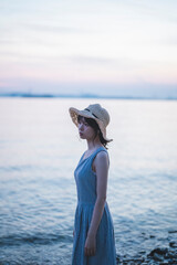 夕暮れの海にいる女性