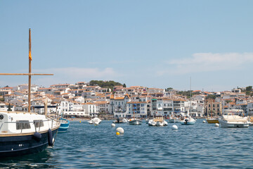 Fototapeta na wymiar Vue sur Cadaqués depuis Port d'Alguer