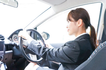 車で外回り営業をする女性