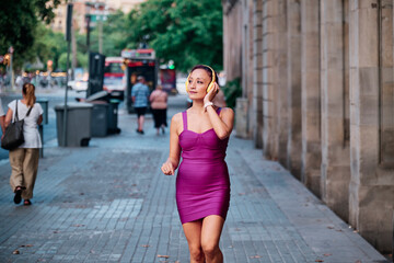 Fototapeta na wymiar Portrait of a latina woman in the city - fashion concept
