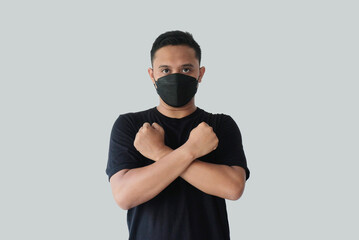 man wearing kf95 mask with crossed arms