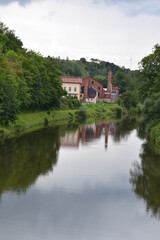 spiegelnde Lahn mit alter Fabrik