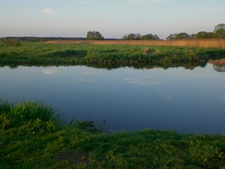 Lustrzane odbicie chmur w rzece - Polska