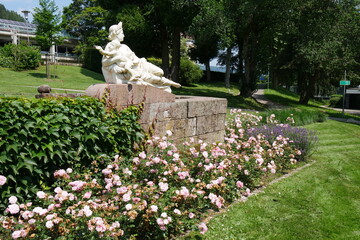 Rosen und Skulptur im Kurpark Bad Wildbad