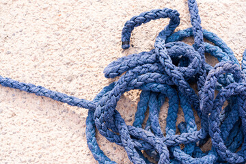 Blaues Seil auf dem Boden - 449231010
