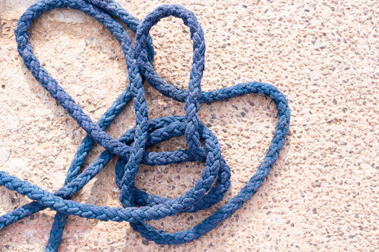Blaues Seil auf dem Boden