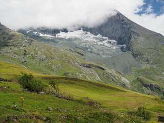 Fototapeta premium glacier des grandes pareis, au fond de la vallée de l'avérole, Haute Maurienne