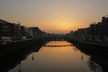 Fototapeta premium Sunset in the Liffey River, Dublin, Ireland