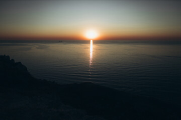 Obraz premium dark orange dimming sunset in the sea