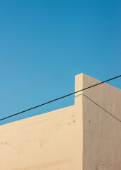 Muro de casa minimalista con cielo azul de fondo