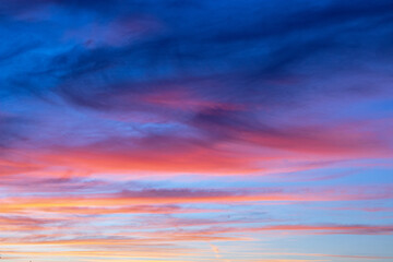 Atardecer con nubes anaranjadas