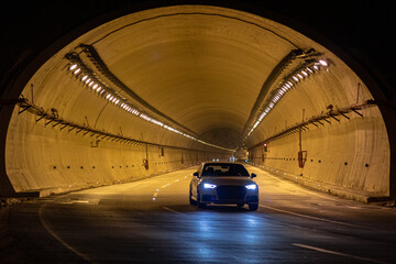 Auto saliendo de túnel de noche
