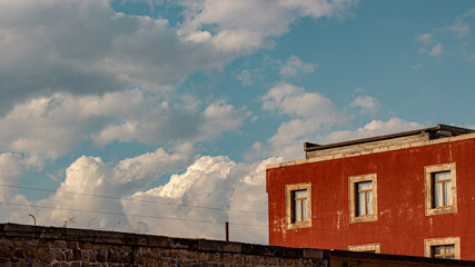 Edificio antiguo en el centro de ciudad