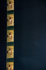 Ventanas exteriores de edificio por la noche
