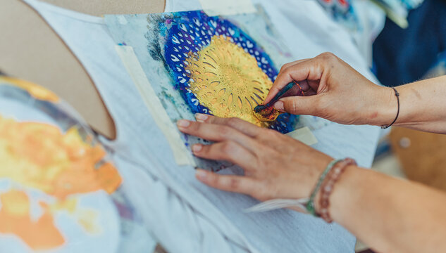 Art terapy with T-shirt and mandalas.