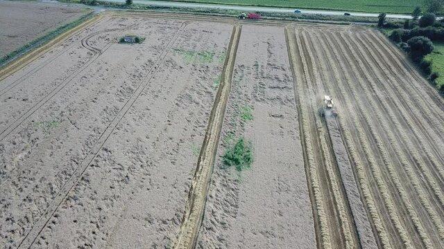 Une moissonneuse dans un champ de bl&eacute; pour la r&eacute;colte saisonni&egrave;re  