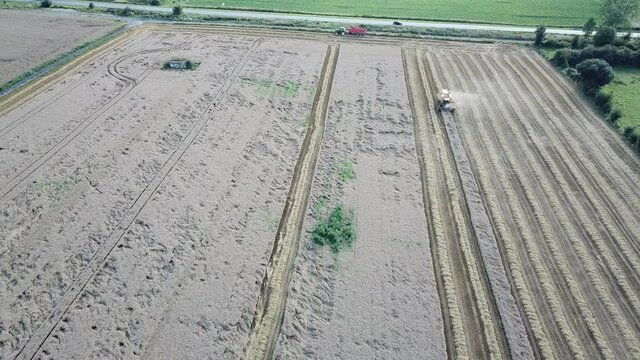 Une moissonneuse dans un champ de bl&eacute; pour la r&eacute;colte saisonni&egrave;re  