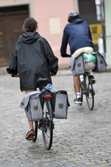Radfahrer bei Regen in Passau, Bayern