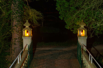 Japońskie lampiony w parku w mieście Iłowa, rozświetlone światłem umieszczonych w nich świec.