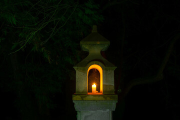 Japońskie lampiony w parku w mieście Iłowa, rozświetlone światłem umieszczonych w nich świec. - obrazy, fototapety, plakaty