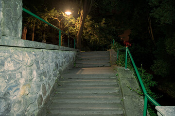 Schody w parku w Iłowej w nocnej scenerii.