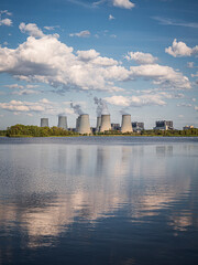 Kraftwerk Jänschwale hinter dem Teich
