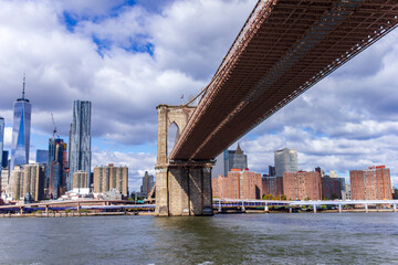 Obraz premium A picture of Brooklyn Bridge in New York City, USA. In the picture one can see the East River, and Manhattan skyline