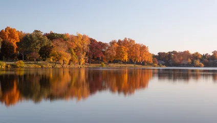 Papier Peint photo Lavable Réflexion Feuilles colorées d& 39 automne sur les arbres d& 39 automne dans une forêt se reflétant sur un lac pendant l& 39 heure d& 39 or dans le midwest_13