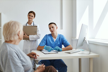 Obraz premium woman patient communicates with doctor and nurse in hospital help diagnostics