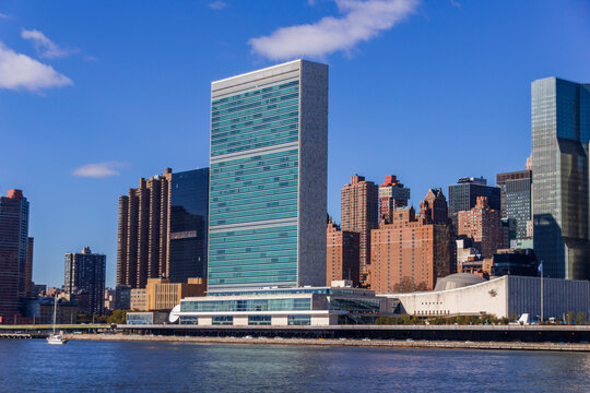 A picture of the United Nations building in New York City, USA. In the picture one can see the East River and Manhattan skyline