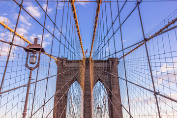 Obraz premium Brooklyn bridge with tourists in Manhattan island, New York, USA