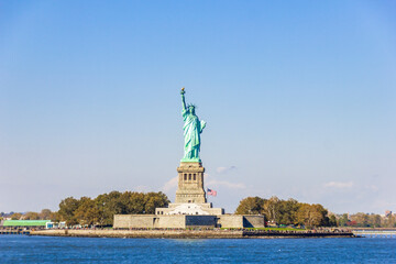 The Liberty Statue, NY, USA with New Jersey in the background - obrazy, fototapety, plakaty