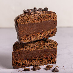 Alfajor artesanal de chocolate con relleno de chocolate sobre una  mesada de mármol