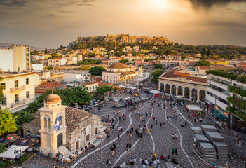 panoramisch uitzicht vanuit de lucht op het Monastiraki-plein en de Akropolis bij zonsondergang in Athene, Griekenland