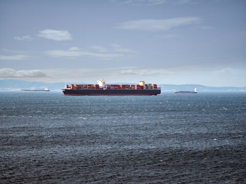 Navi mercantili containers alla fonda inporto in attesa discaricare merci di import export per logistica