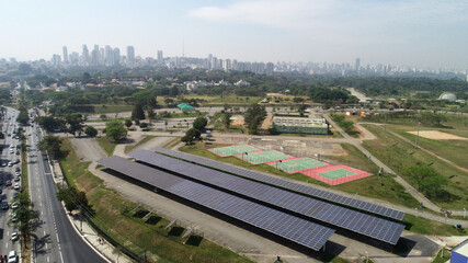 Solar panels in São Paulo, in the Pinheiros region. In Villa Lobos park. Sustainable energy © Pedro