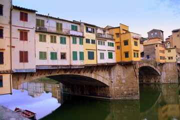 Fototapeta na wymiar Spiegelung der Ponte Veccio im abendlichen Arno