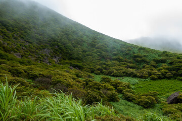 大分県玖珠郡九重町、竹田市久住町のくじゅう連山を登山している風景 A scene of climbing the Kujyu mountain range in Kusu-gun, Kokonoe-machi and Takeda-shi, Oita Prefecture. 