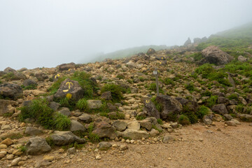 Obraz premium 大分県玖珠郡九重町、竹田市久住町のくじゅう連山を登山している風景 A scene of climbing the Kujyu mountain range in Kusu-gun, Kokonoe-machi and Takeda-shi, Oita Prefecture. 