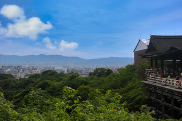 Fototapeta na wymiar 清水寺の舞台と京都の街並み