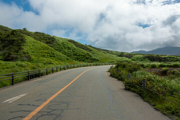 熊本県阿蘇市の烏帽子岳、阿蘇山を登山をしている風景 Scenery of climbing Mount Eboshi-dake and Mount Aso in Aso City, Kumamoto Prefecture. 