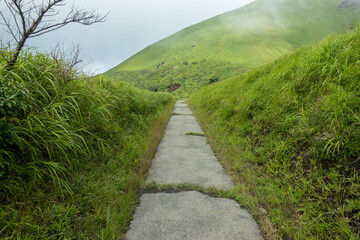 熊本県阿蘇市の烏帽子岳、阿蘇山を登山をしている風景 Scenery of climbing Mount Eboshi-dake and Mount Aso in Aso City, Kumamoto Prefecture. 
