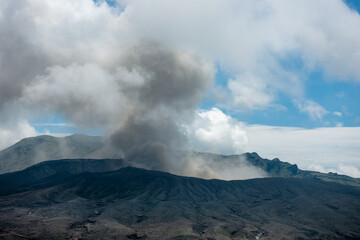 熊本県阿蘇市の烏帽子岳、阿蘇山を登山をしている風景 Scenery of climbing Mount Eboshi-dake and Mount Aso in Aso City, Kumamoto Prefecture. 