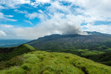 熊本県阿蘇市の烏帽子岳、阿蘇山を登山をしている風景 Scenery of climbing Mount Eboshi-dake and Mount Aso in Aso City, Kumamoto Prefecture. 