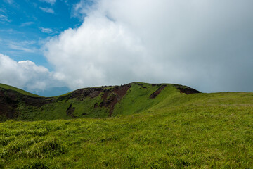 熊本県阿蘇市の烏帽子岳、阿蘇山を登山をしている風景 Scenery of climbing Mount Eboshi-dake and Mount Aso in Aso City, Kumamoto Prefecture. 