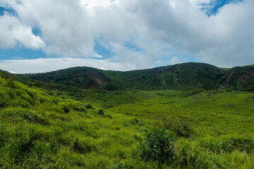 Fototapeta premium 熊本県阿蘇市の烏帽子岳、阿蘇山を登山をしている風景 Scenery of climbing Mount Eboshi-dake and Mount Aso in Aso City, Kumamoto Prefecture. 