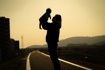 親子の夕日シルエット